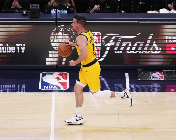 麦康纳总总决赛  至今后备  积分  60+助功  25+篮板球  15+ NBA历史首人