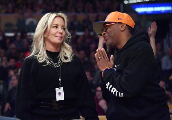 😊队记：珍妮在NBA圈子里广受喜爱 她是老板中最友善的人之一