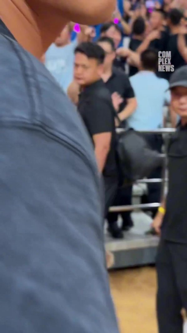 美媒报道詹姆斯交大校园行：当詹姆斯说你好时观赛人群  席迸发  出呐喊