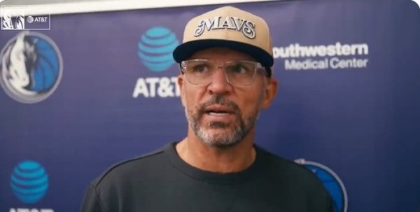 基德：拉塞尔投射命中率极高组织能力也很出色 他证明了自己实力